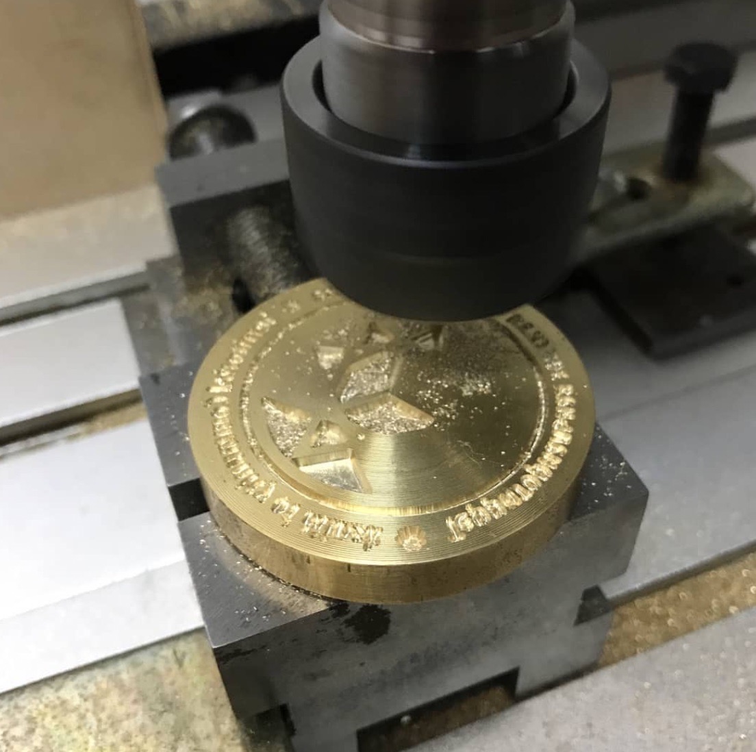 Печать сургучная в процессе гравировки