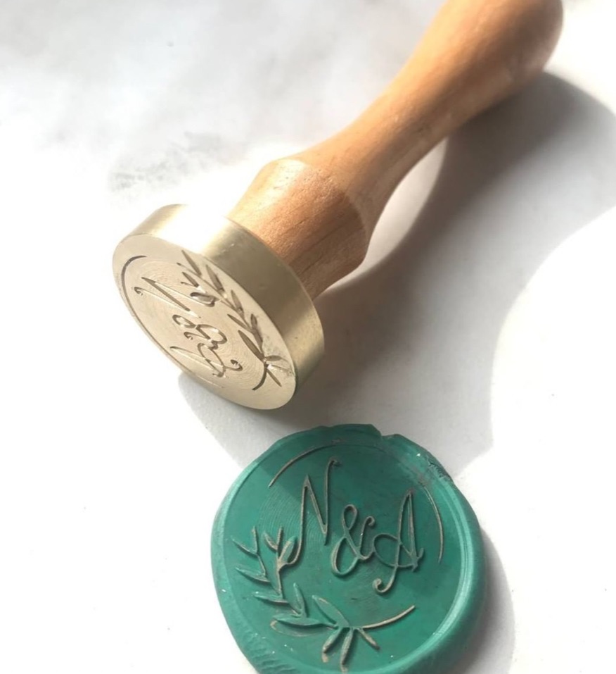 Печать печать сургучная с оттиском на зеленом пластилине