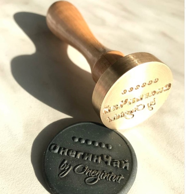 Печать для сургуча и оттиск на черном пластилине